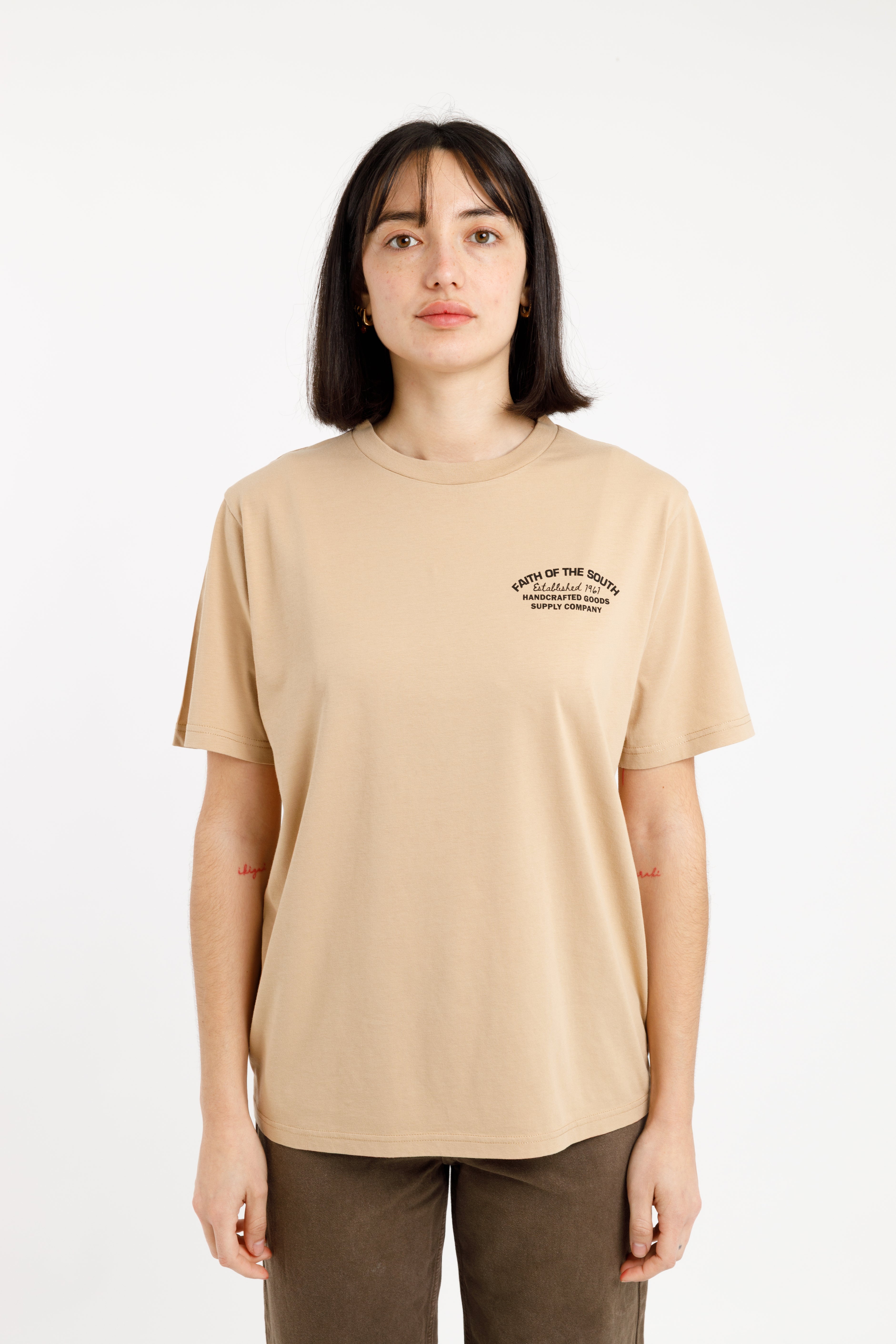 DAILY NEWS TEE - MARRÓN