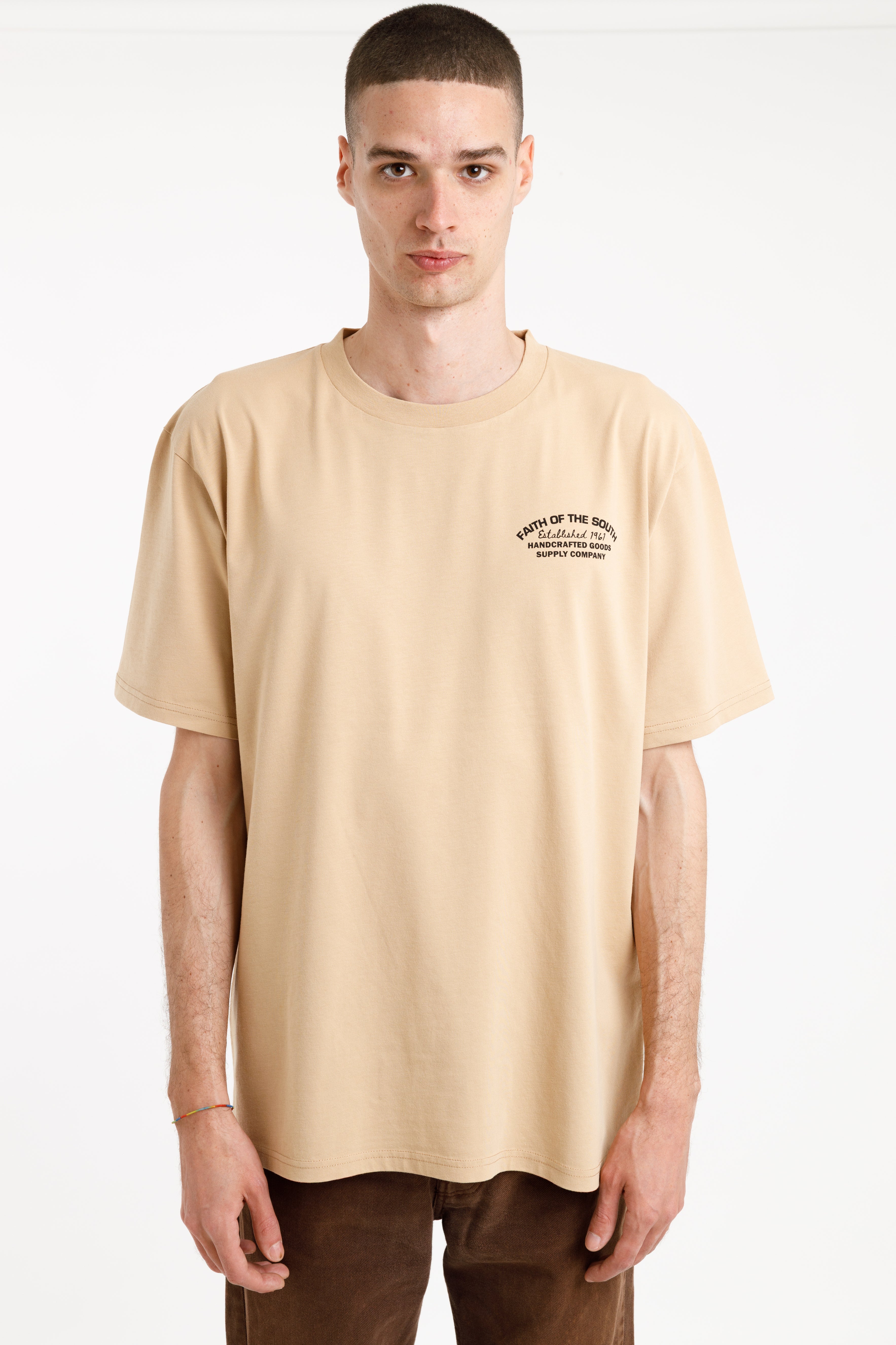 DAILY NEWS TEE - MARRÓN