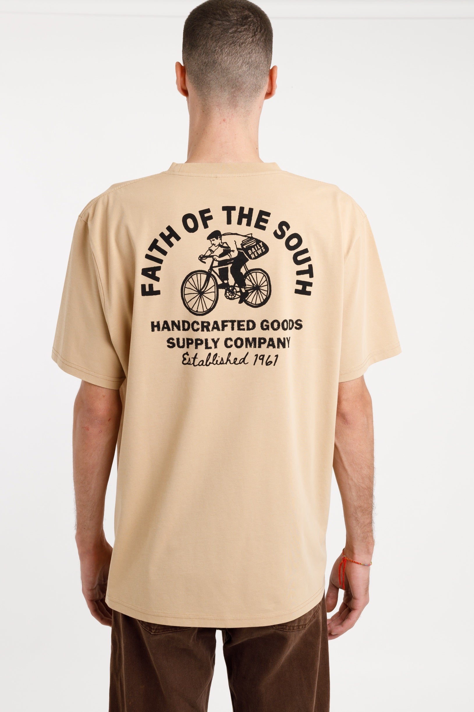 DAILY NEWS TEE - MARRÓN