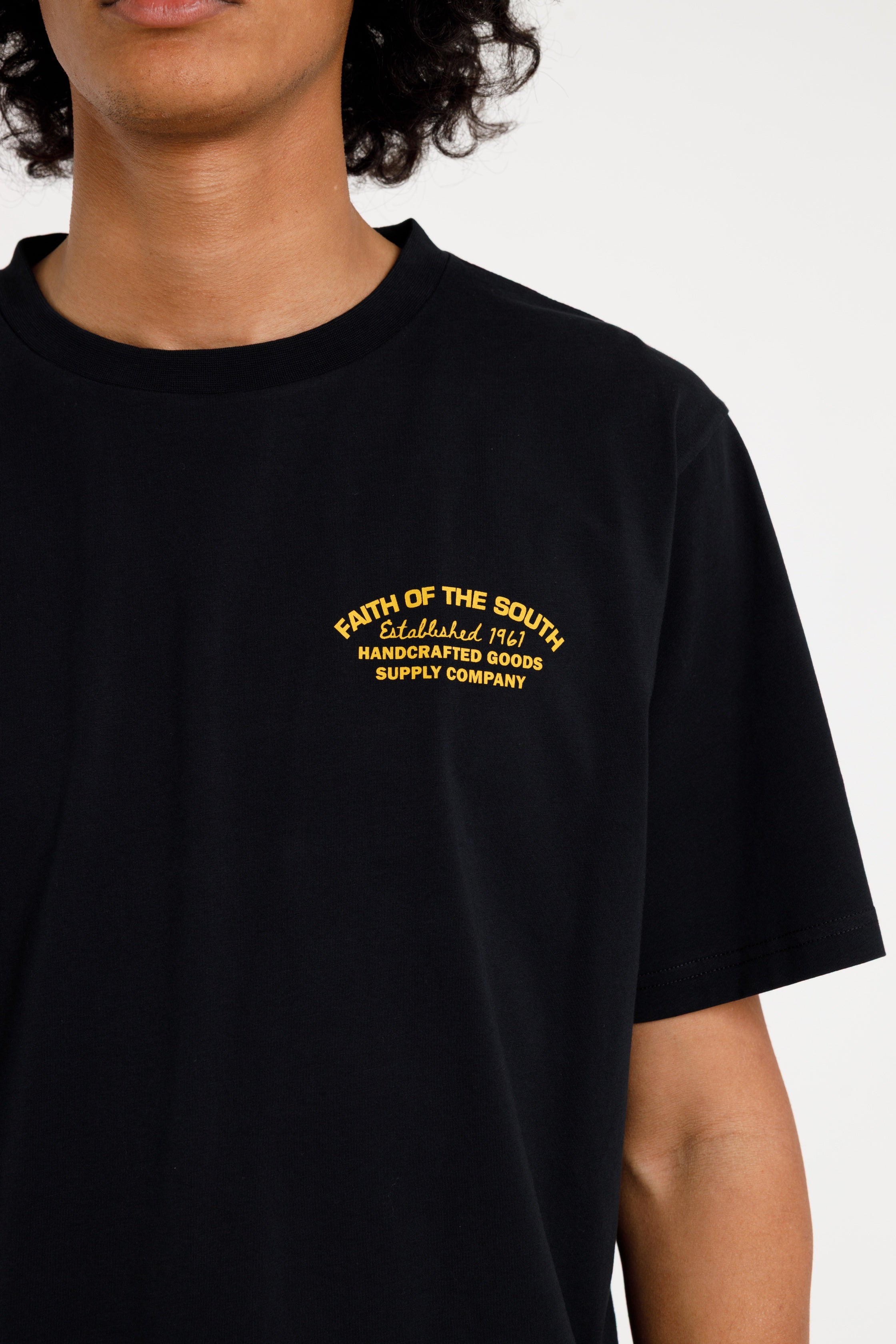 DAILY NEWS TEE - NEGRO